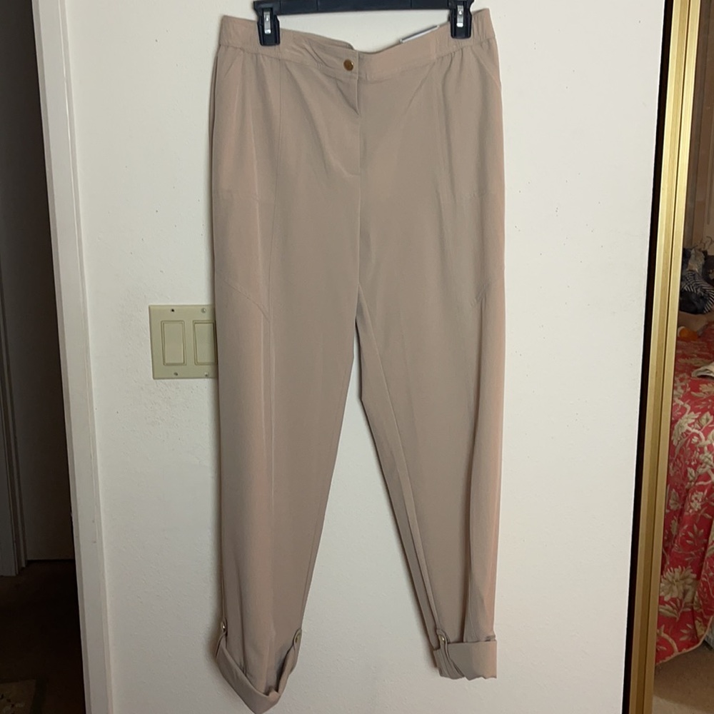 Chico’s Zenergy roll cuff pants taupe NWT.       M